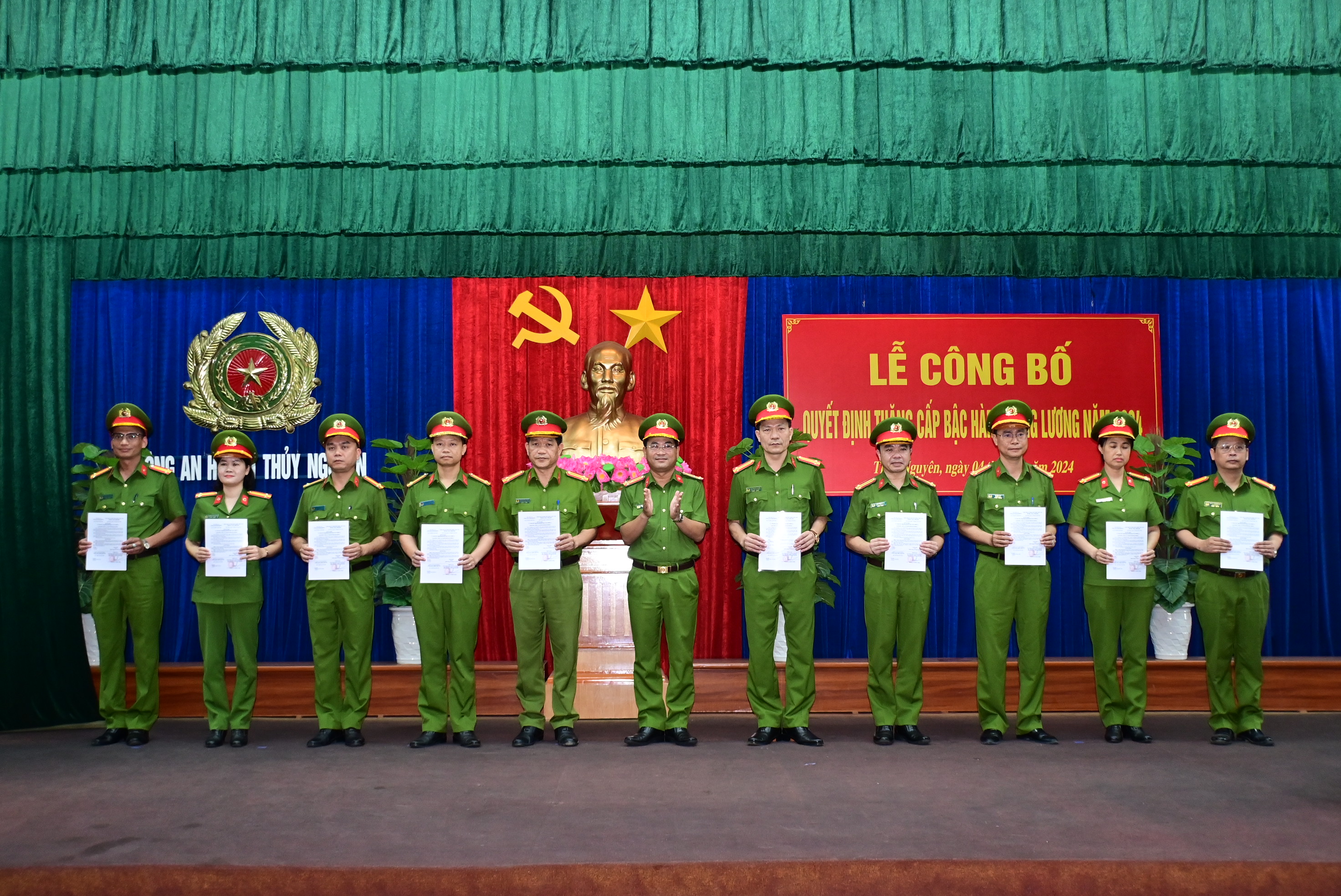 Phòng Cảnh sát QLHC về TTXH - CATP, Công an huyện Thủy Nguyên: Tổ chức thăng cấp bậc hàm, nâng lương năm 2024